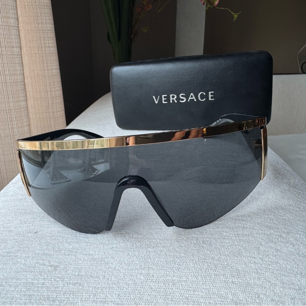 Versace women’s sunglasses new full box